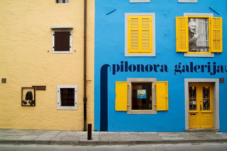 Pilonova galerija Ajdovščina, pročelje