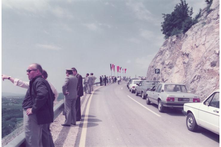 Gostje na dan otvoritve ceste 15. 6. 1985 gledajo na Novo Gorico.