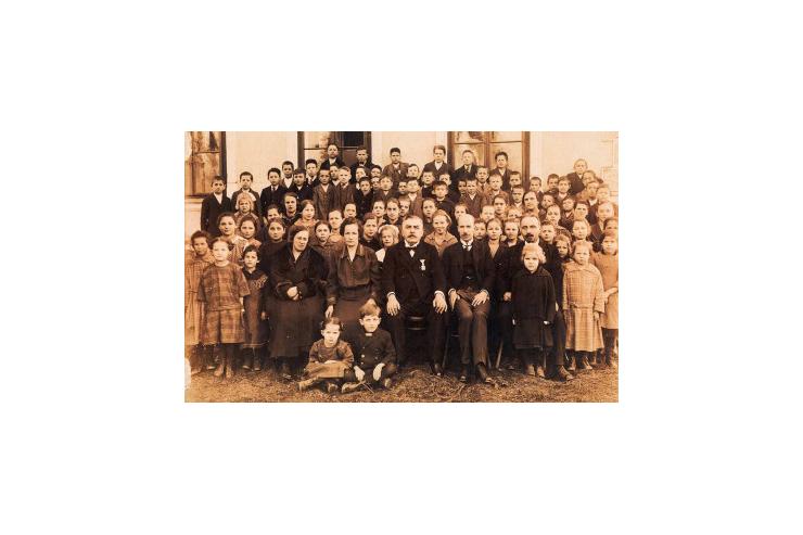 Nadučitelj Tomo Petrovec leta 1926 ob prjejemu reda Sv. Save