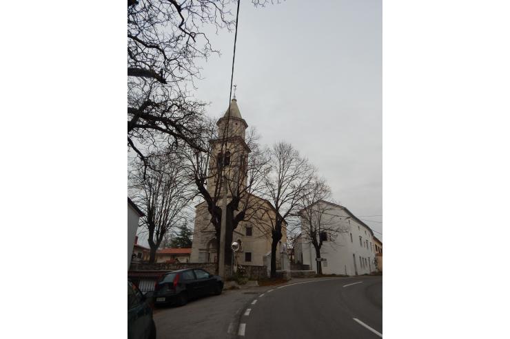 Zunanjščina cerkve sv. Mihaela v Lokvi (foto Aneja Rože)