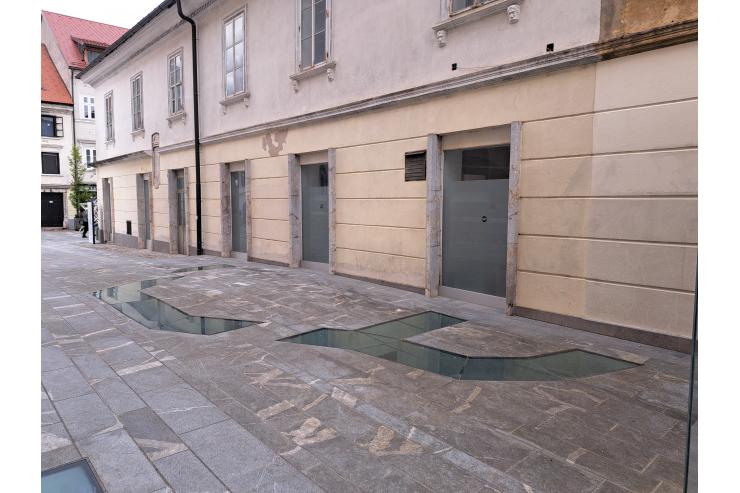 Pogled na arheološko prezentacijo kostnice ob cerkvi sv. Kancijana