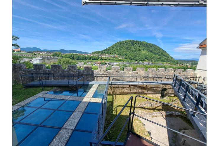 Pogled na arheološko prezentacijo na severnem dvorišču gradu Khiselstein