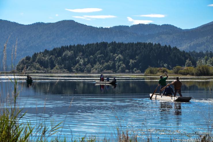 Doživetje izročila na čolnu drevaku je popolno - splovitev, 2014 Cerkniško jezero