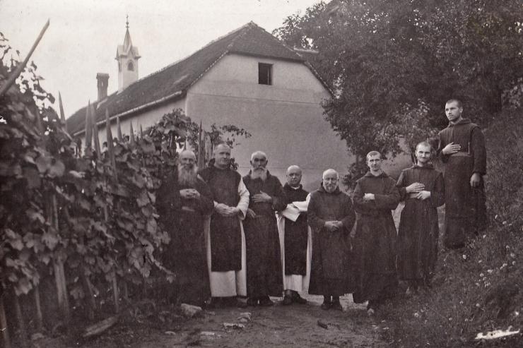 Samostanska trapistovska družina na posestvu na Sremiču nad Krškim. Hrani Muzej novejše in sodobne zgodovine Slovenije.