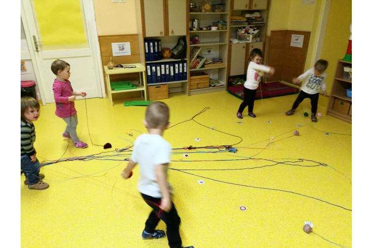 S klobčiči volne se lahko igramo