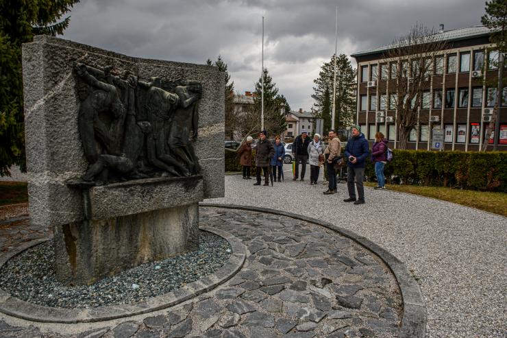 Pred spomenikom NOG v Preboldu