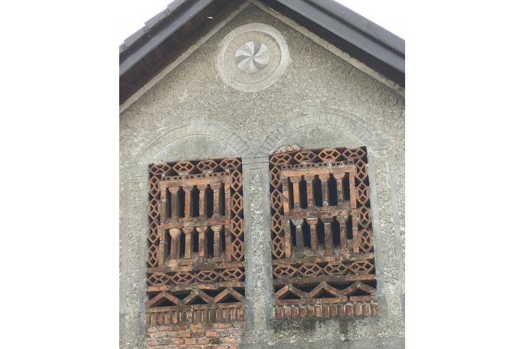 Detajl opečnih oken na gospodarskem poslopju (foto: A. Bahar Muršič)