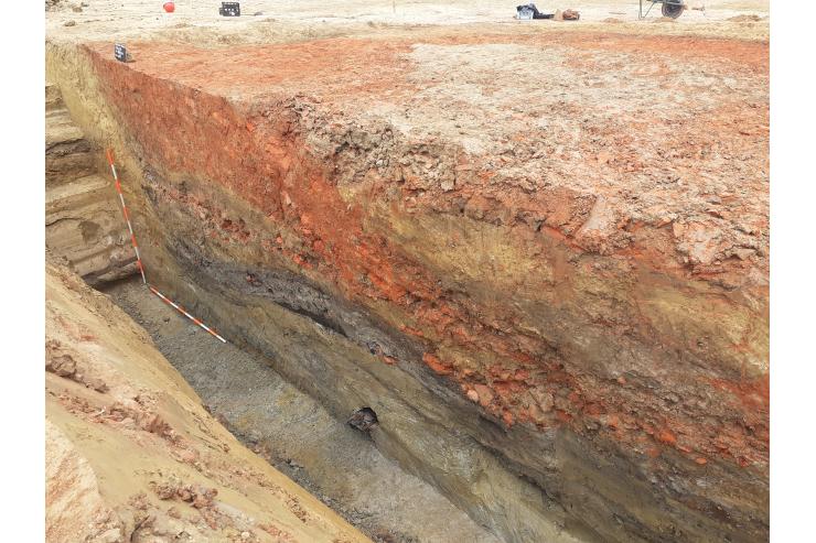 Presek rimskodobne odpadne jame, sprva glinokopa (foto: M. Bricelj)
