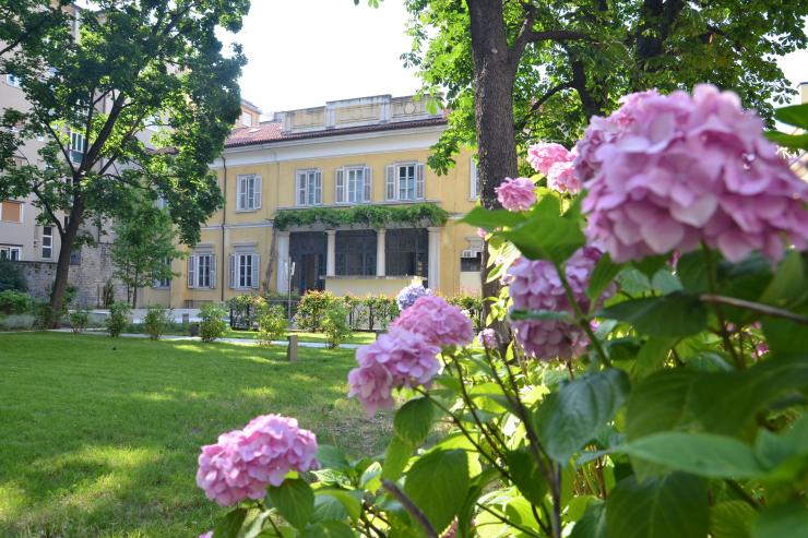 Vrt državne knjižnice Stelio Crise v Trstu / Giardino della Biblioteca statale Stelio Crise Trieste