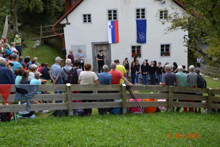 Prizor pred domačijo