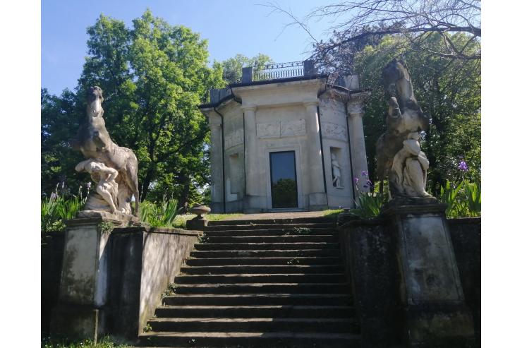 Monumentalni vhod v park: rotunda in štirje kamniti konji iz konca 18. stoletja