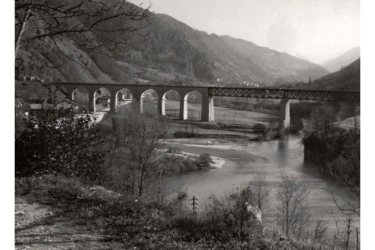 Bača pri Modreju, železniški most čez Idrijco. Foto Pavšič