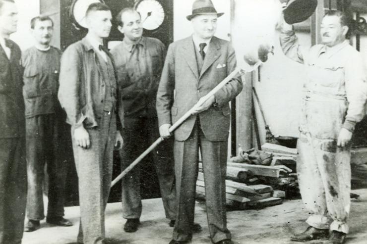 Fran Bonač ob zagonu kotla leta 1939. Fotoarhiv Vipap d.d.