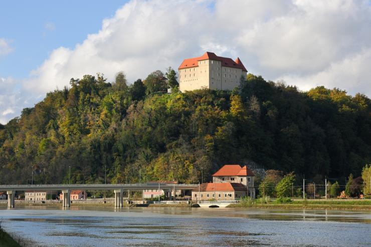 Grad Rajhenburg, foto Miran Kambič, fotoarhiv GR