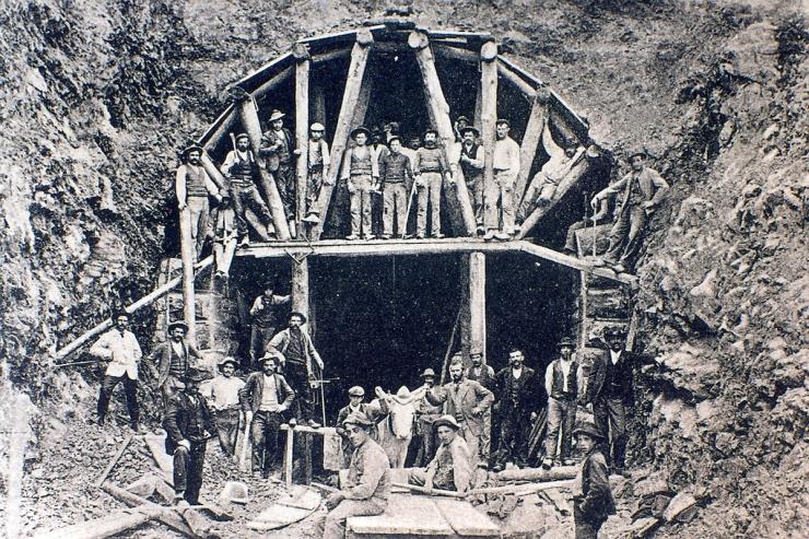 Gradbišče predora Rihemberk, razglednica nosi datum 30.11.1904 ( Hrani Goriški muzej, št. 17 718 )