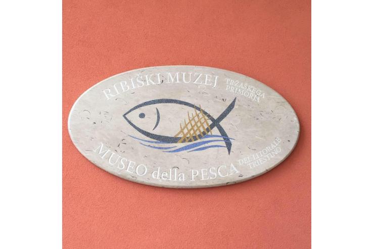 Kamnita tabla Ribiškega muzeja tržaškega primorja