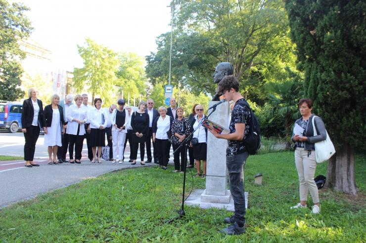 Literarna pokrajina Goriške 2023 - 4. sprehod - Prostor srečevanj in povezovanja - Erjavčeva ulica, kip Ivana Trinka Zamejskega