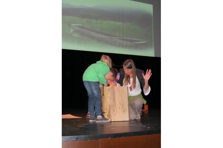 Preštevanje letnic na deblu drevesa jelke, iz katere smo naredili nov čoln Drevak 2014. Kulturni dom Cerknica. Pajn Hiša izročila.