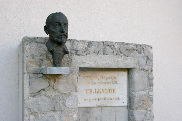 Levstikova spominska plošča v Dolnjih Retjah
