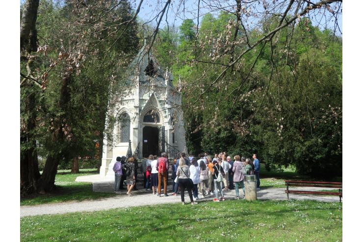 Sprehod ob 200. obletnici rojstva Josipine Hočevar, Mestni park Krško / Hočevarjev mavzolej, 6. 4. 2024, dokumentacija MMK.