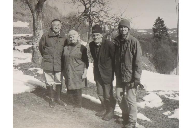 Zakonca Kristan, lastnika kmetije Lukač, sta se v letih raziskav spoprijateljila s številnimi raziskovalci. Od leve proti desni: prof. dr. Yukio Isozaki, zakonca Lojzka in Janez Kristan, dr. Tea Kolar-Jurkovšek, ki bo vodila ogled