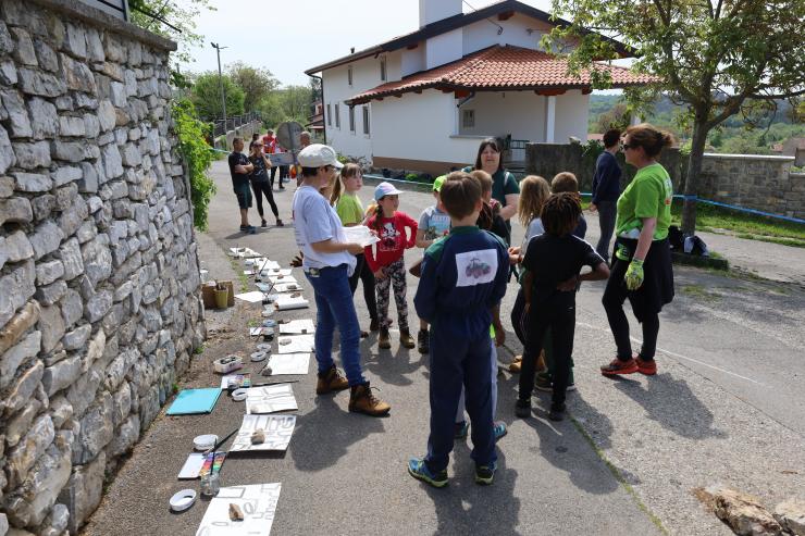 KAMENTON 2023, celodnevna akcija popravila suhega zidu za otroke kraških šol z obeh strani meje, Kostanjevica na Krasu KAMENTON 2023, celodnevna akcija popravila suhega zidu za otroke kraških šol z obeh strani meje, Kostanjevica na Krasu