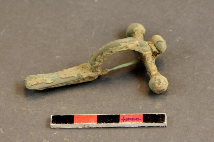 Križna oz. čebuličasta fibula iz druge polovice 4. stoletja našega štetja