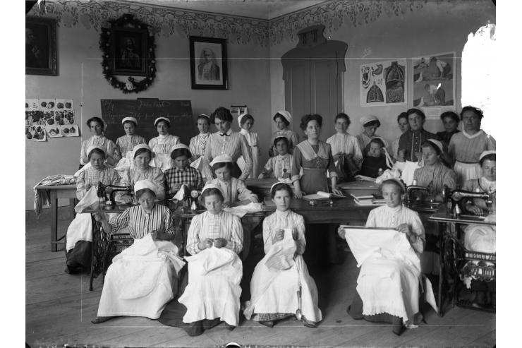 Gospodinjski tečaj v Domžalah, 1912. (Foto: Peter Naglič, arhiv Matjaža Šporarja)