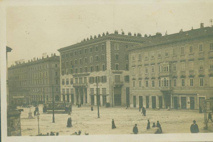 Narodni dom v Trstu, Vojaški trg (piazza della Caserma)