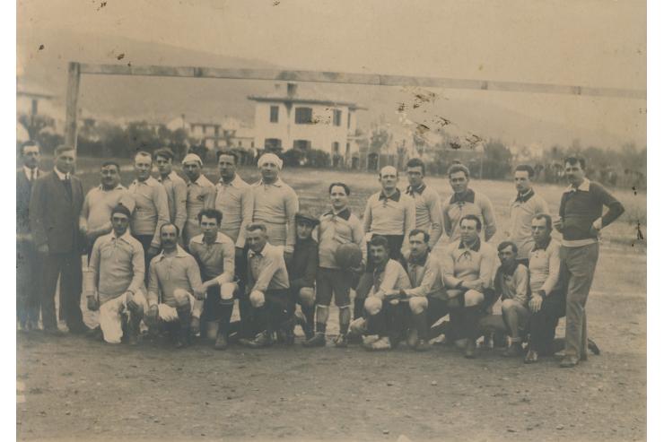 Nogometna tekma med debelimi in suhimi (v fondu: SI_PANG/0731 Srebrnič Jože, slikar)