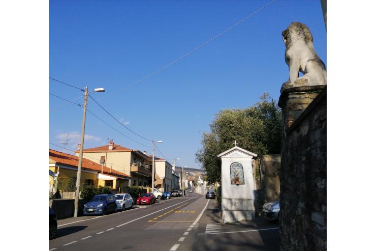 Na Reški cesti: kip leva na obzidju Vile Sartorio in kapelica Svete Marije Magdalene še neznane starosti.