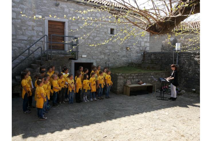 Šola A.Gradbik v infotočki 'Vrata na Kras' ob otvoritvi 16.aprila 2015