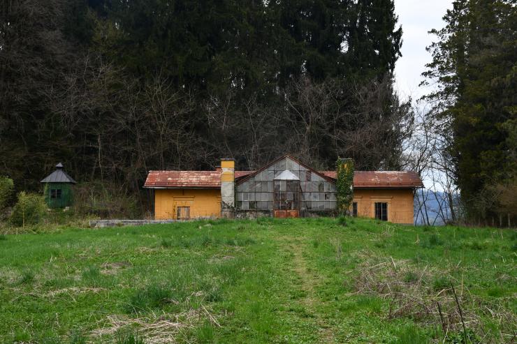 stanje rastlinjaka in vrtnarjeve hiše danes, vir: dokumentacija ZVKDS, OE Celje
