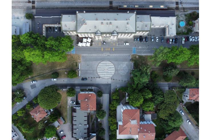 Na fotografiji je Trg Evrope z vidno mejo, vidne so tudi stavbe iz obeh strani meje.