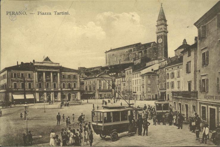 Piran, Tartinijev trg, ok. 1910. Razglednica iz domoznanske zbirke Mestne knjižnice Piran.