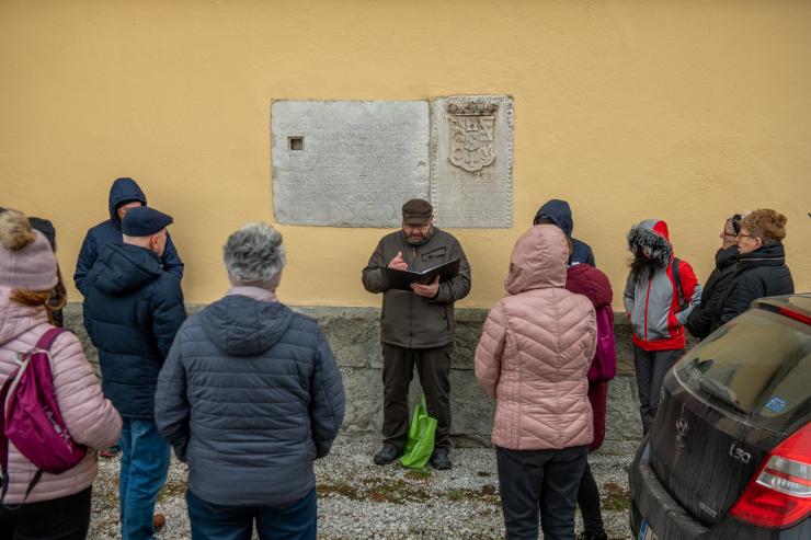 Pri kopiji Gavdencijeve nagrobne plošče vzidani na cerkev Sv. Pavla v Preboldu