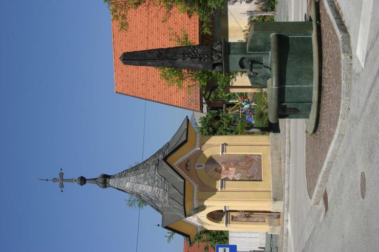 Spomenik dr. Voglarju v Naklem (The monument of Dr. Voglar in Naklo)