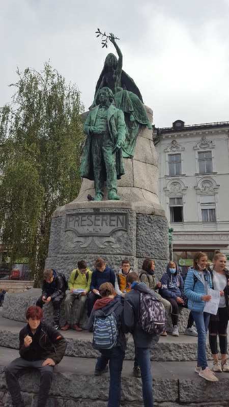 V torek, 29. septembra 2020, so se osmošolci v okviru projekta Hodim po ljubljanskih ulicah ... odpravili po “Prešernovih sledeh po Ljubljani”. Na poti v mesto in v središču Ljubljane so si ogledali 15 kulturnih zanimivosti: od nekdanje gostilne Pri Figovcu do stavbe Narodne in univerzitetne knjižnice. Vse točke njihovih postankov in ogledov so bile povezane s Francetom Prešernom, njegovim življenjem, delom, prijatelji, muzo, sodobniki … Ob vsaki točki ogleda so z učnega lista prebrali nekaj zanimivosti in 